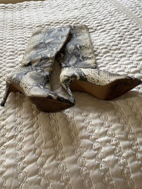 Snake-Print Pointed Toe Stiletto Knee Boot - Cream/Black size 7.5 M